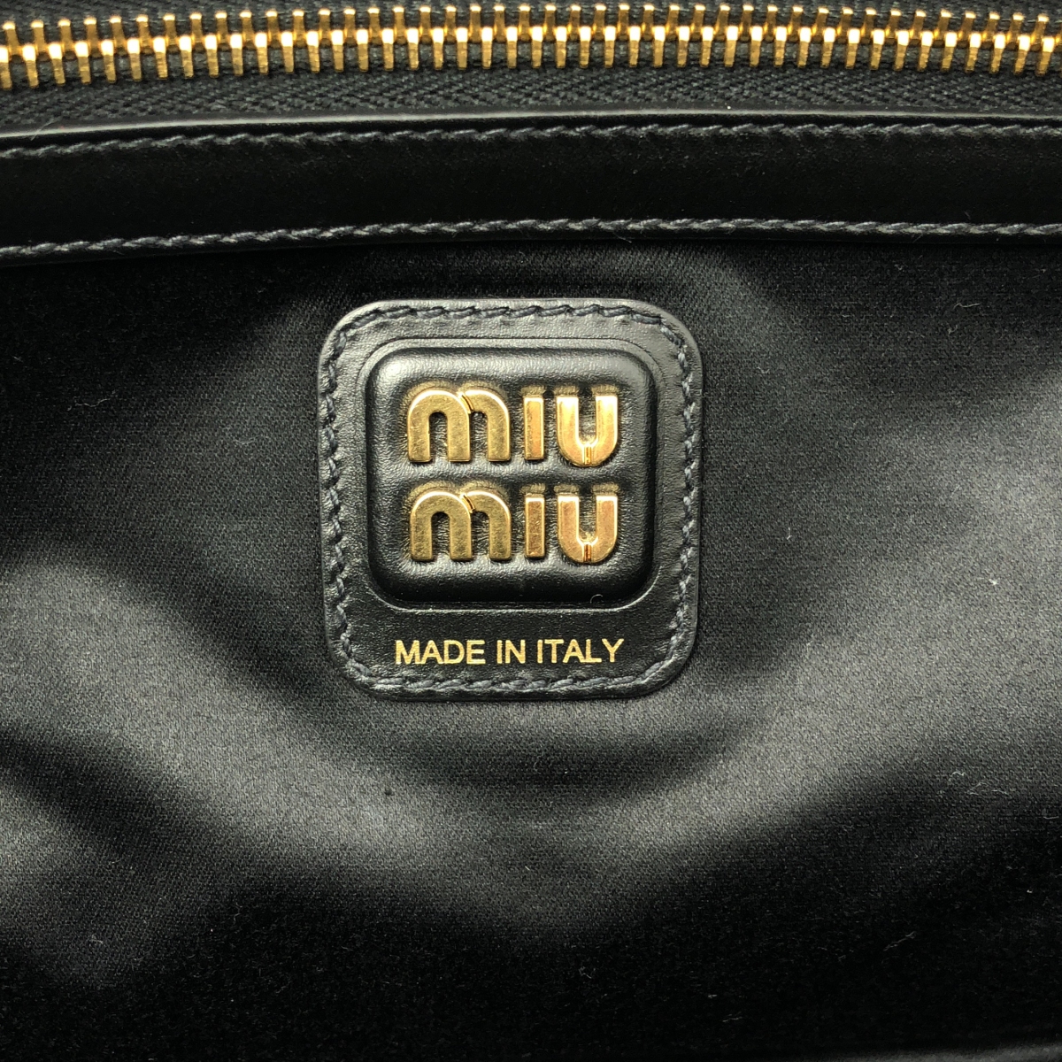 miu miu / ミュウミュウ ボー エンボス ロゴ レザー ハンドバッグ