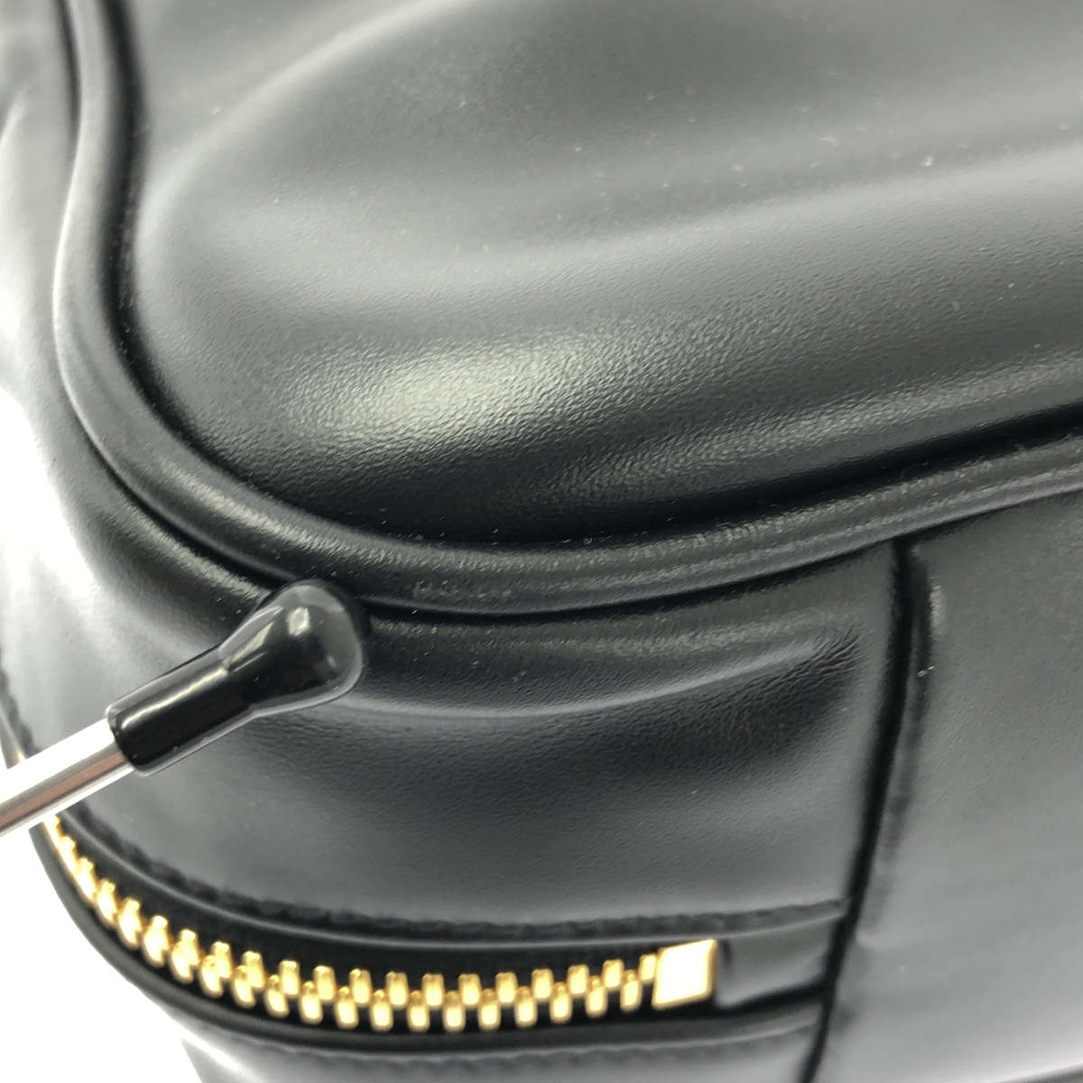 miu miu / ミュウミュウ ボー エンボス ロゴ レザー ハンドバッグ