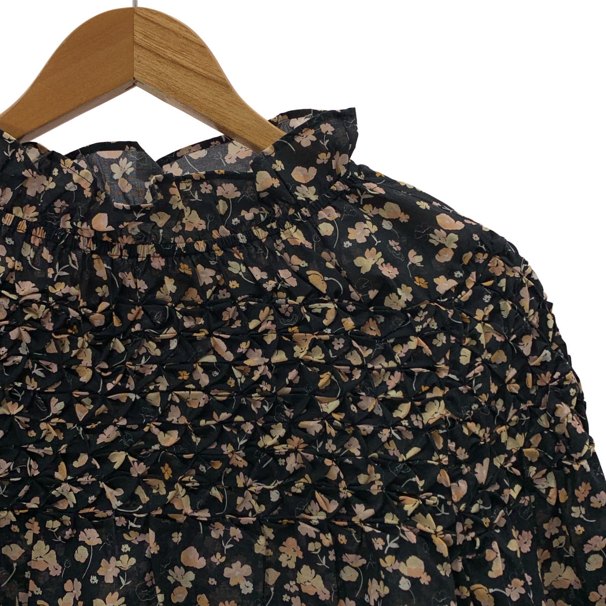 MERLETTE / マーレット MAJORELLE PRINT / 総柄 ギャザー ハイネック シャツ ブラウス