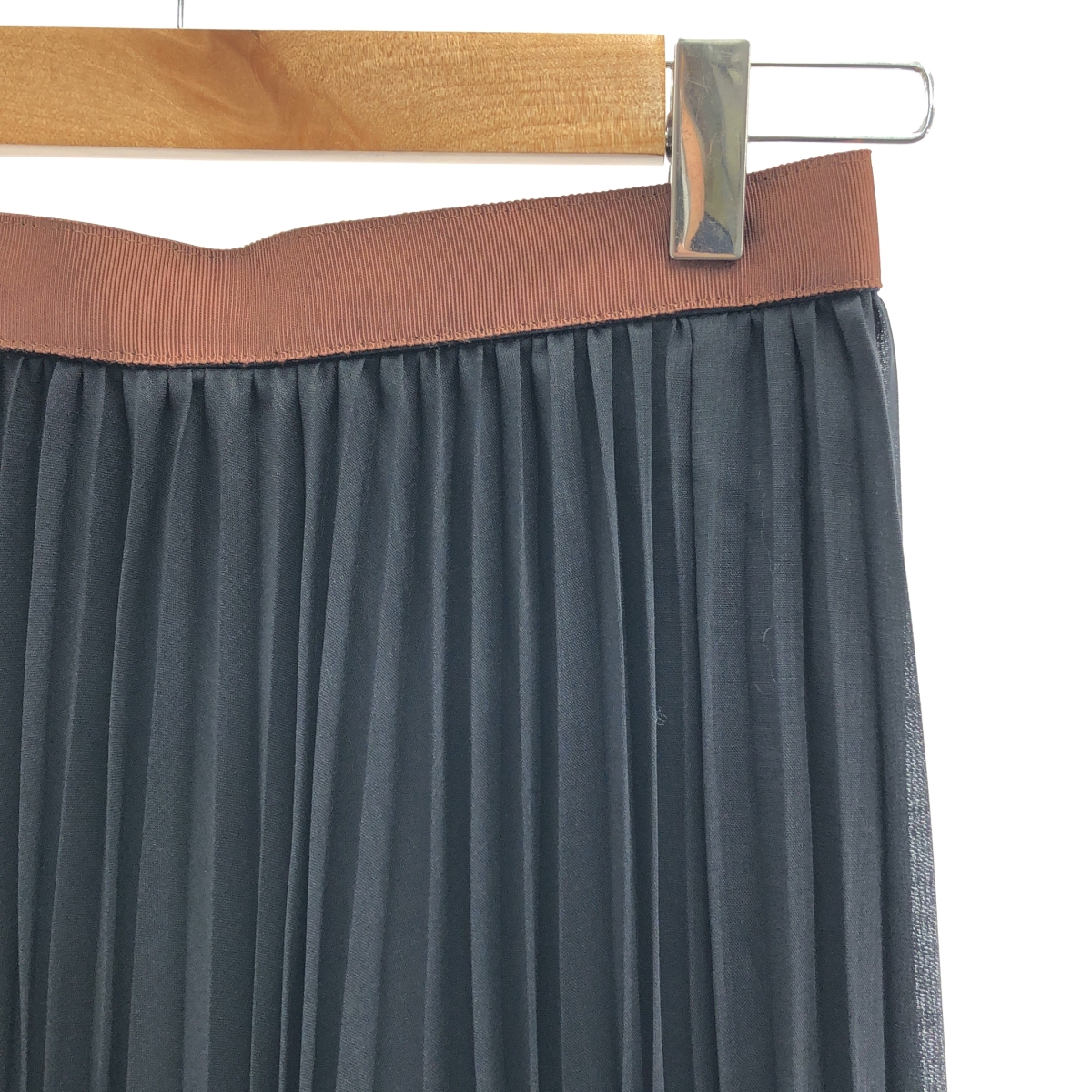 BEIGE， / ベイジ バックジップ プリーツ スカート / 総裏地