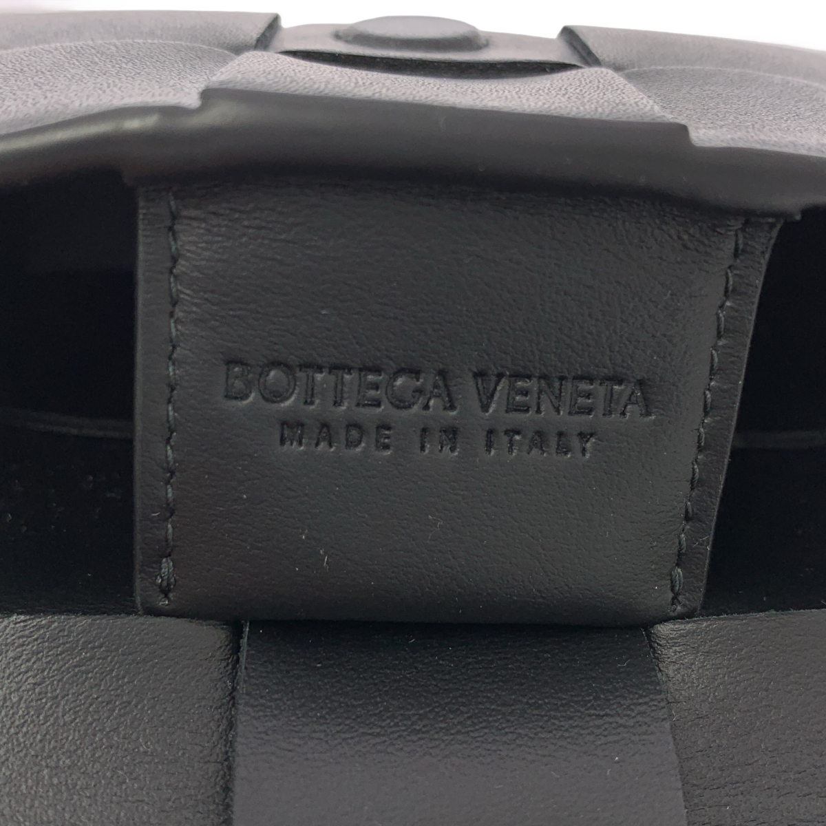 BOTTEGA VENETA / ボッテガヴェネタ カセット レザー ネックストラップ AirPods ケース