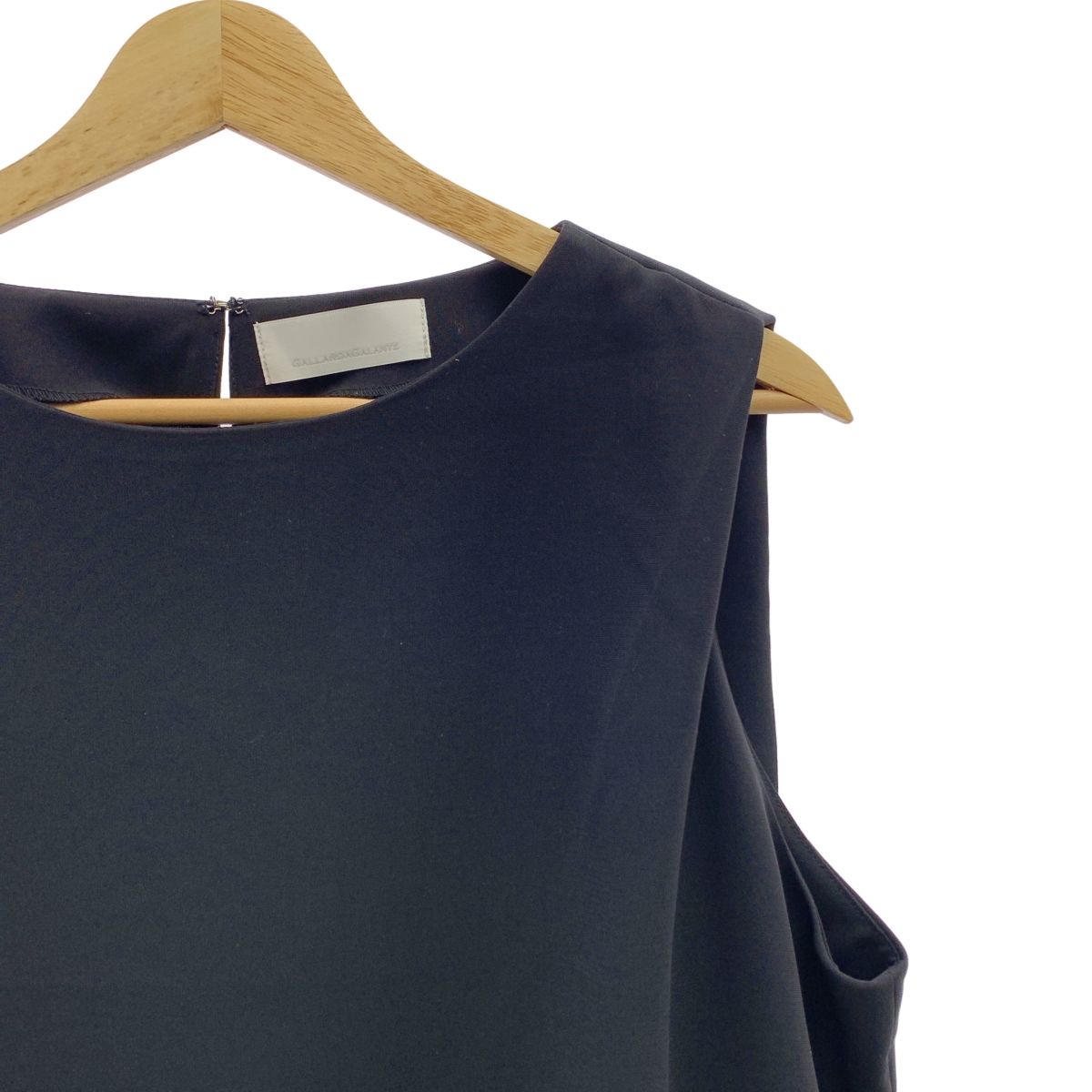 その他 ショルダータックノースリーブ