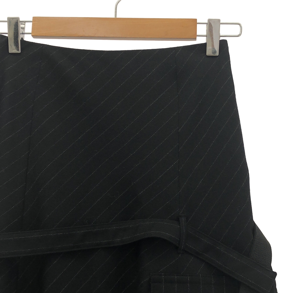 sacai / サカイ チョークストライプ ストラップ付き スカート