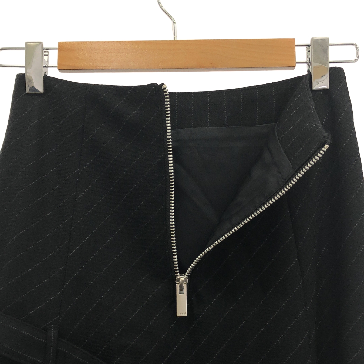 sacai / サカイ チョークストライプ ストラップ付き スカート