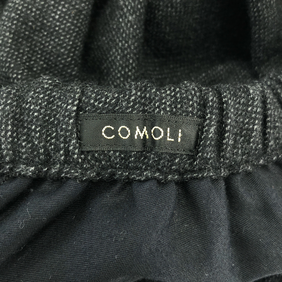 COMOLI / コモリ 強縮ウール ドローストリングパンツ