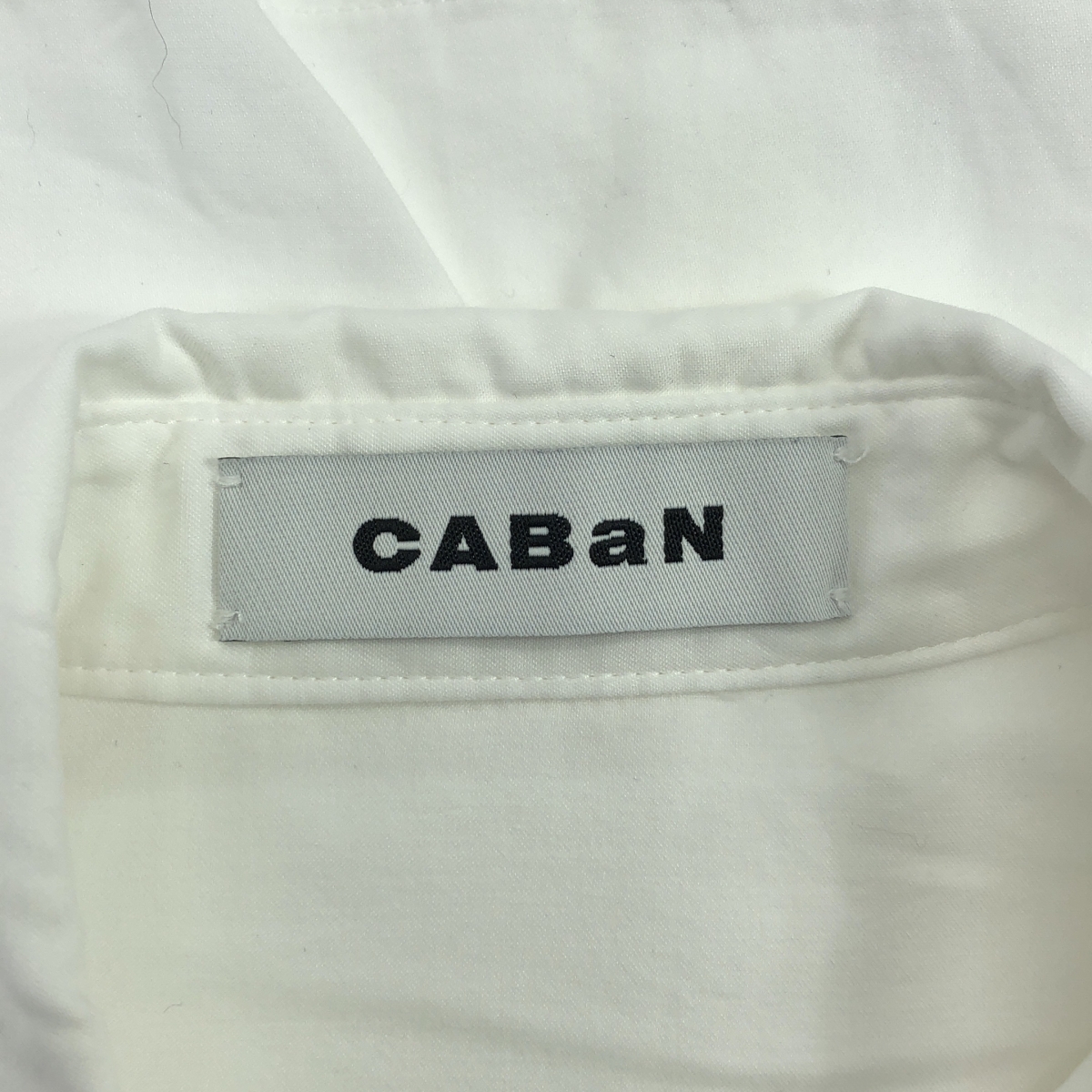 CABaN / キャバン タイプライター ダブルクロス アシンメトリック フリルシャツ