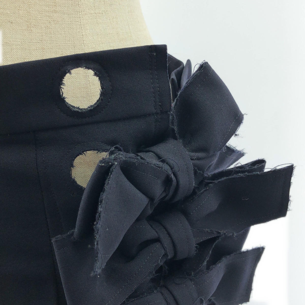 COMME des GARCONS / コムデギャルソン アシンメトリー リボン装飾 プリーツ ロングスカート