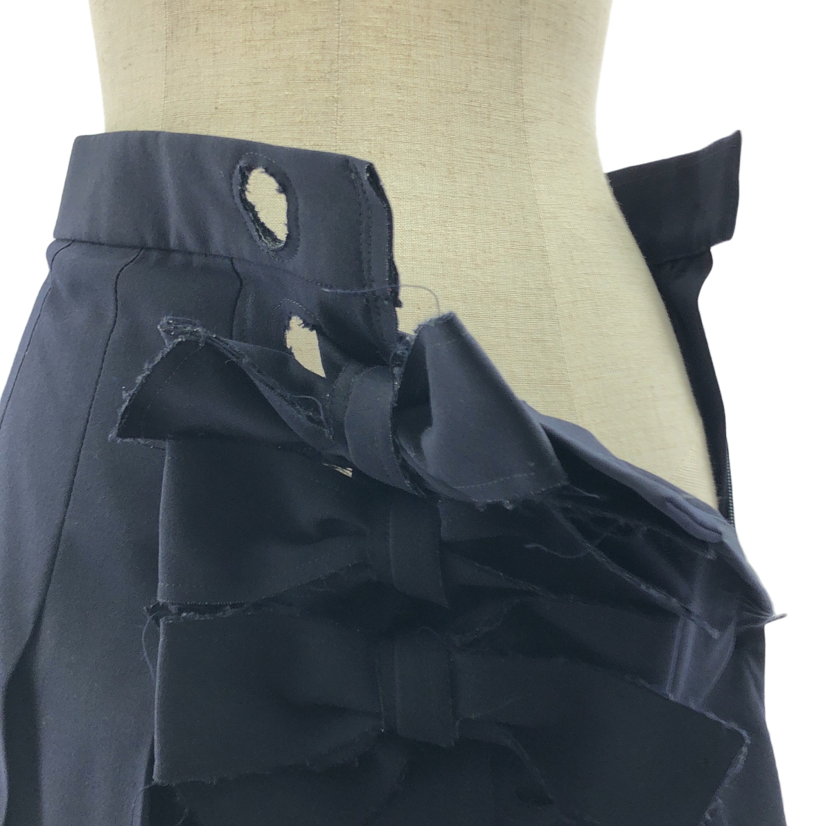 COMME des GARCONS / コムデギャルソン アシンメトリー リボン装飾 プリーツ ロングスカート