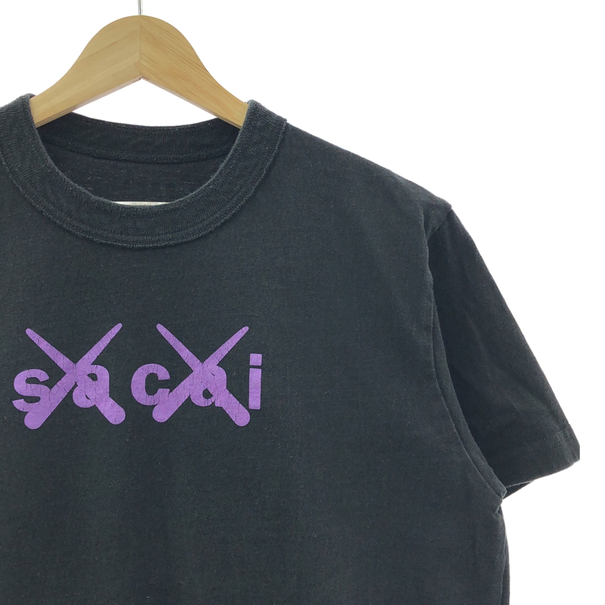 sacai / サカイ × KAWS / カウズ Flock Print T-Shirt / フロッキープリント ロゴ クルーネック Tシャツ カットソー