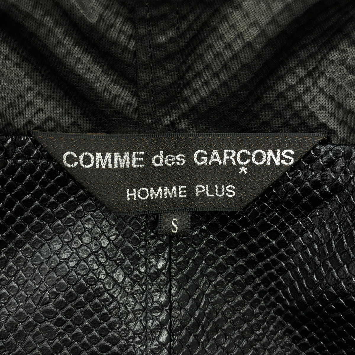 COMME des GARCONS HOMME PLUS / コムデギャルソンオムプリュス Willie Cole パイソンエンボス フェイクレザー インサイドアウト コート