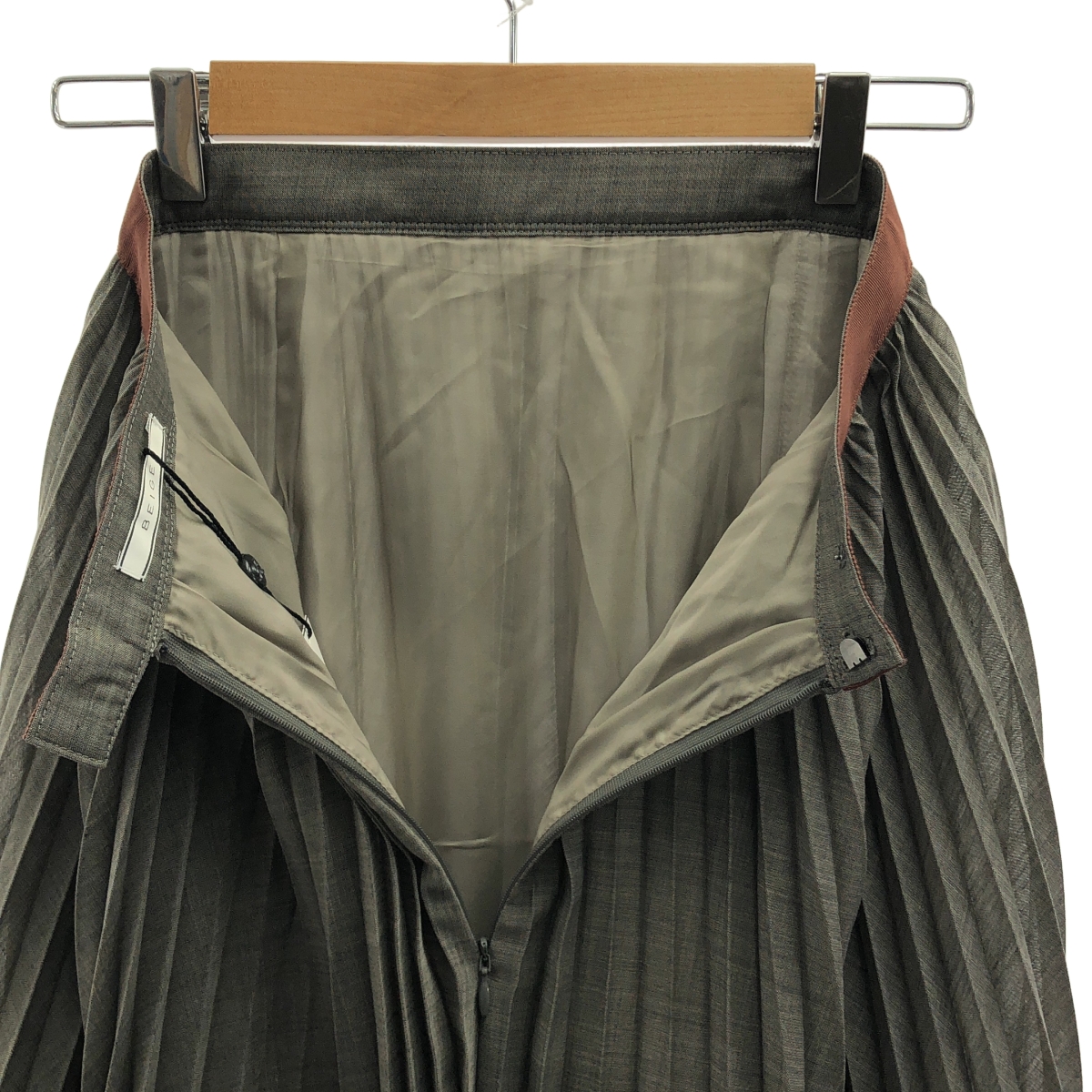 BEIGE， / ベイジ バックジップ プリーツ スカート / 総裏地