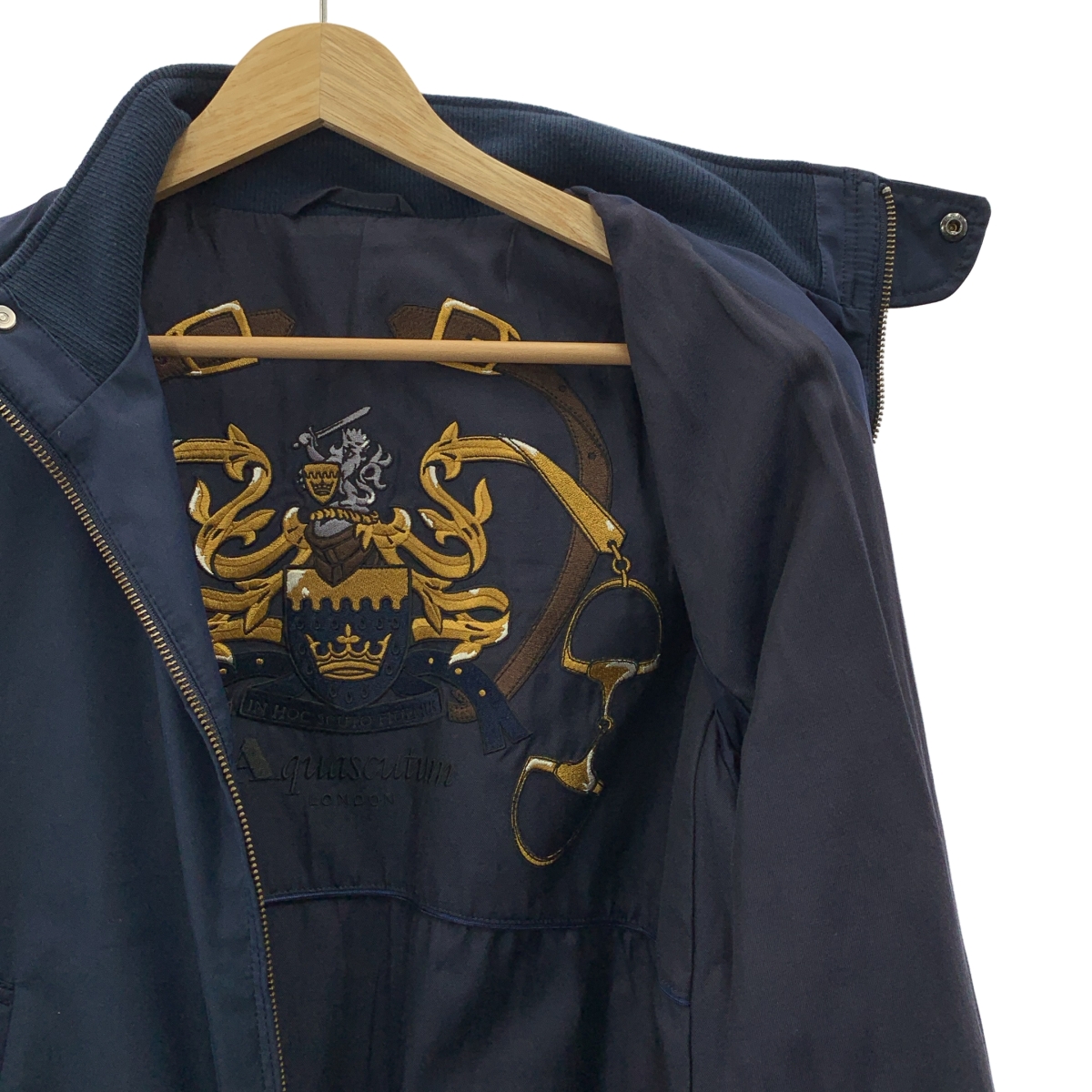 AQUASCUTUM / アクアスキュータム 背裏クレスト刺しゅう ショートブルゾン