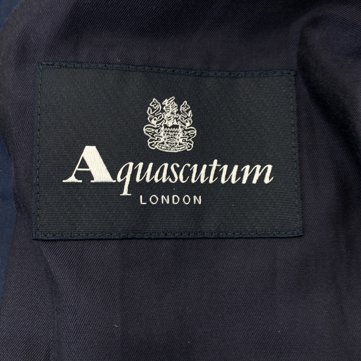 AQUASCUTUM / アクアスキュータム 背裏クレスト刺しゅう ショートブルゾン