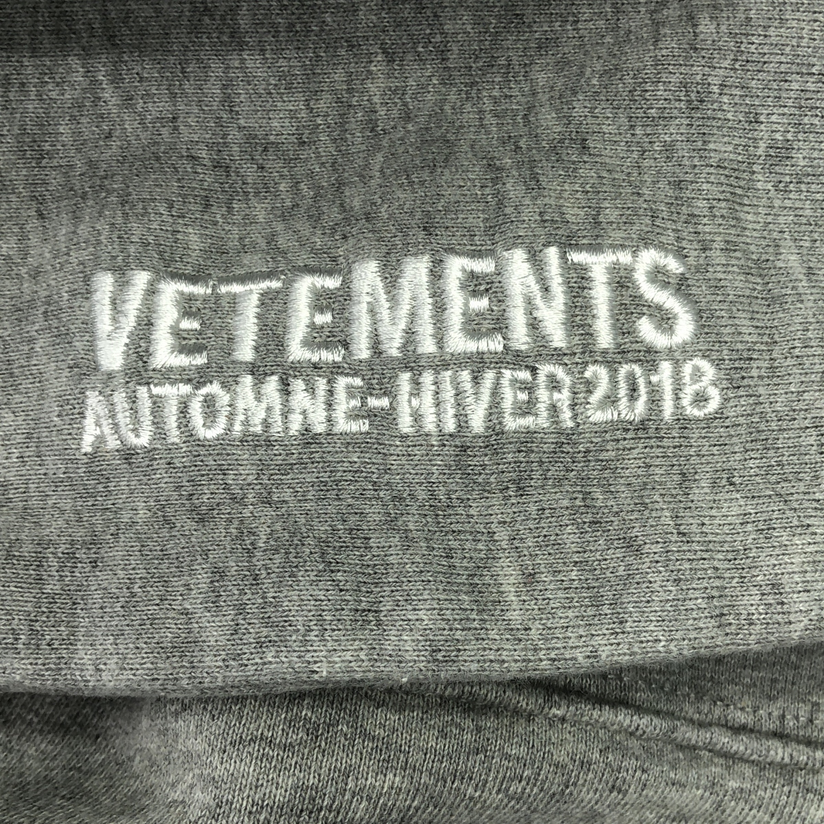 VETEMENTS / ヴェトモン バックロゴ プリント プルオーバー パーカー