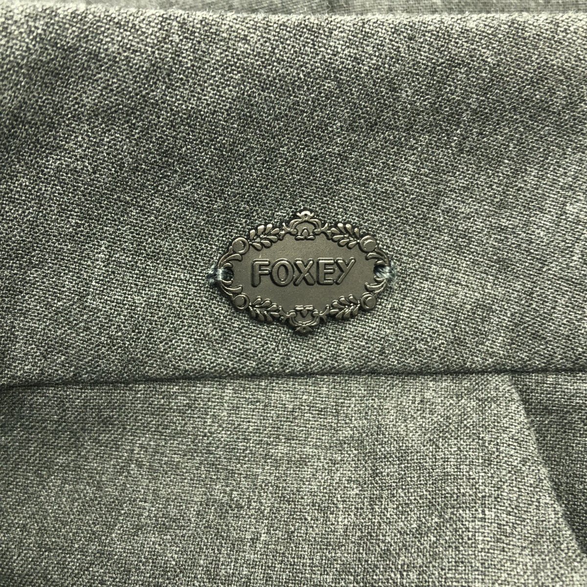 FOXEY NEW YORK / フォクシーニューヨーク プレートロゴ スラックス パンツ