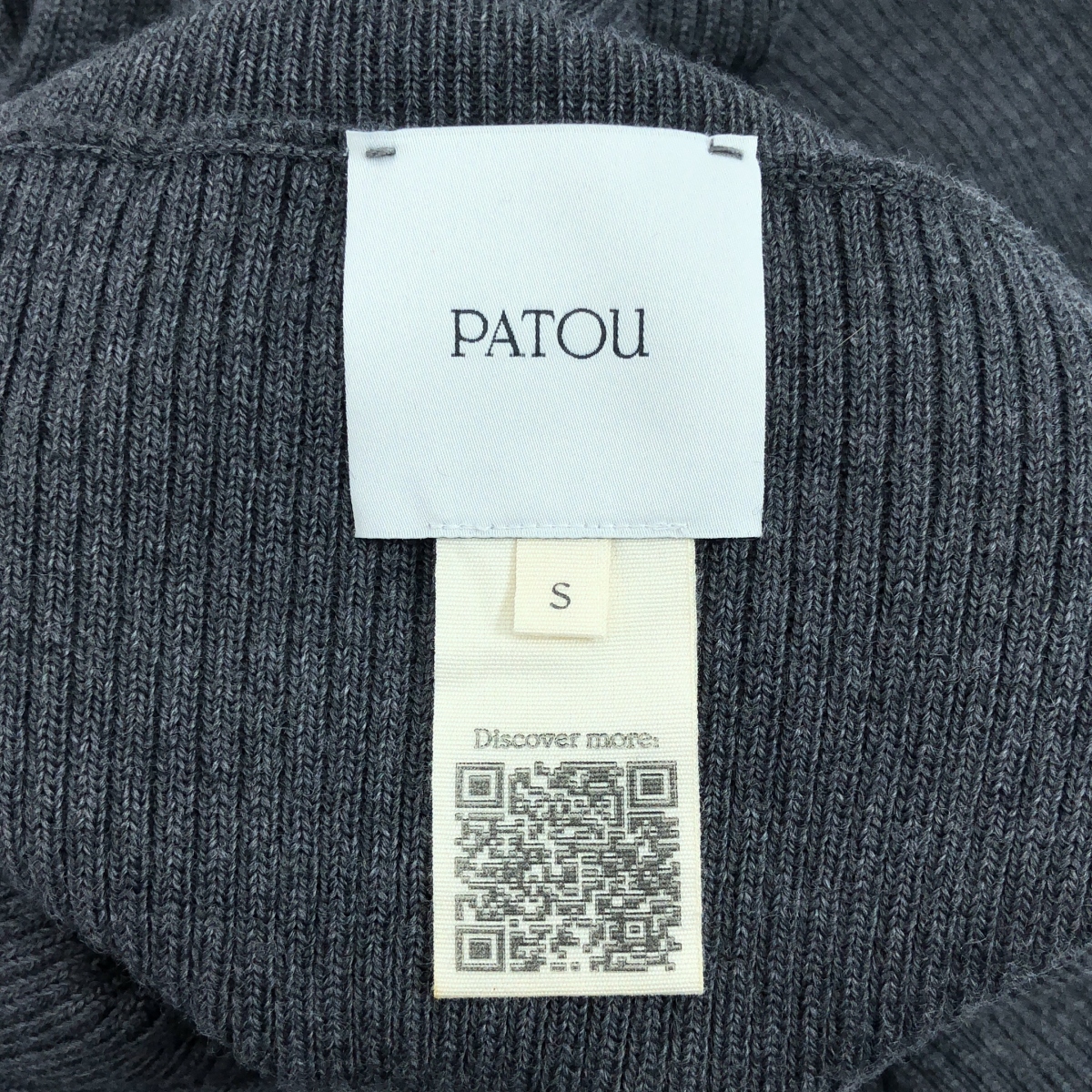 PATOU / パトゥ ウール ワンポイントロゴ ハイネック リブ ニット セーター