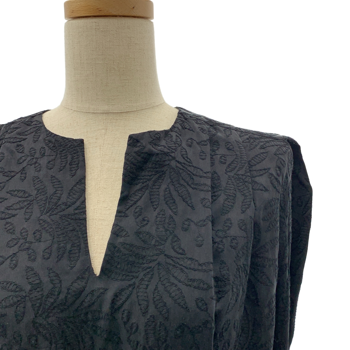 TOMORROWLAND collection / トゥモローランドコレクション ベルテッド リーフエンブロイダリー キーネック ドレス ワンピース