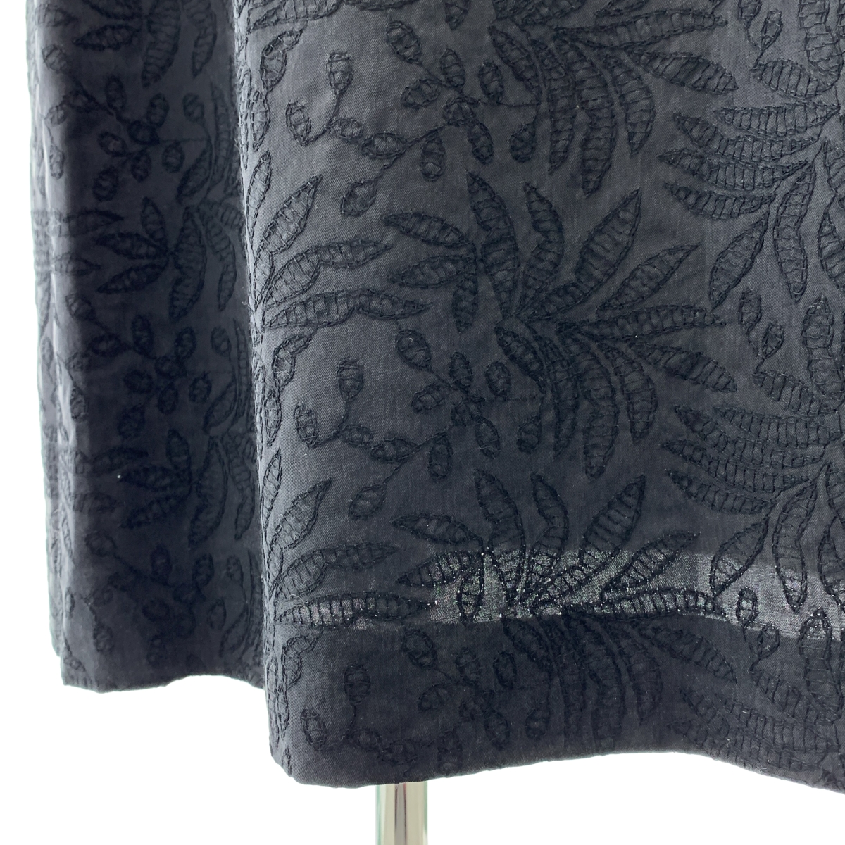 TOMORROWLAND collection / トゥモローランドコレクション ベルテッド リーフエンブロイダリー キーネック ドレス ワンピース