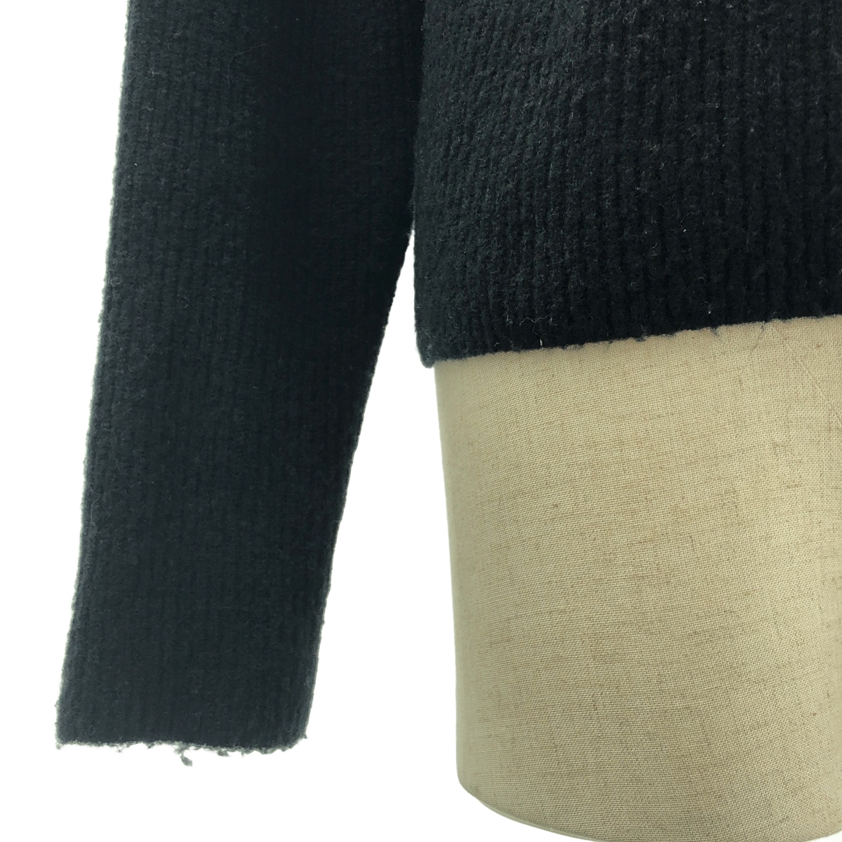 SEVEN TEN by MIHO KAWAHITO / セブンテンバイミホカワヒト ブークレパワーショルダーニット