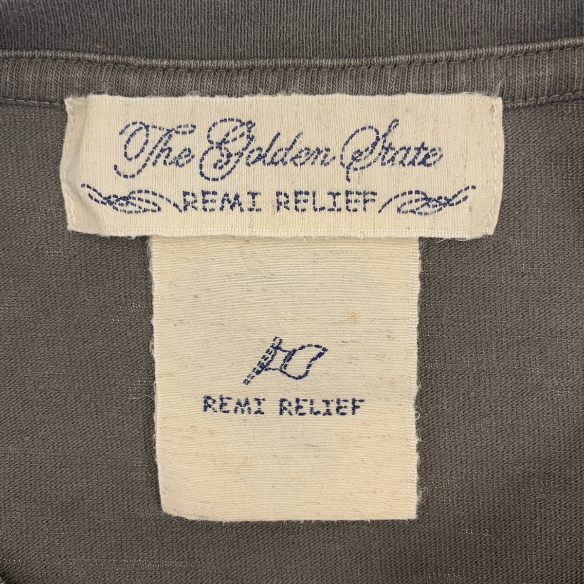 L'Appartment DEUXIEME CLASSE / アパルトモンドゥーズィエムクラス 【REMI RELIEF/レミレリーフ】 THE PLAY 7ブソデ Tシャツ