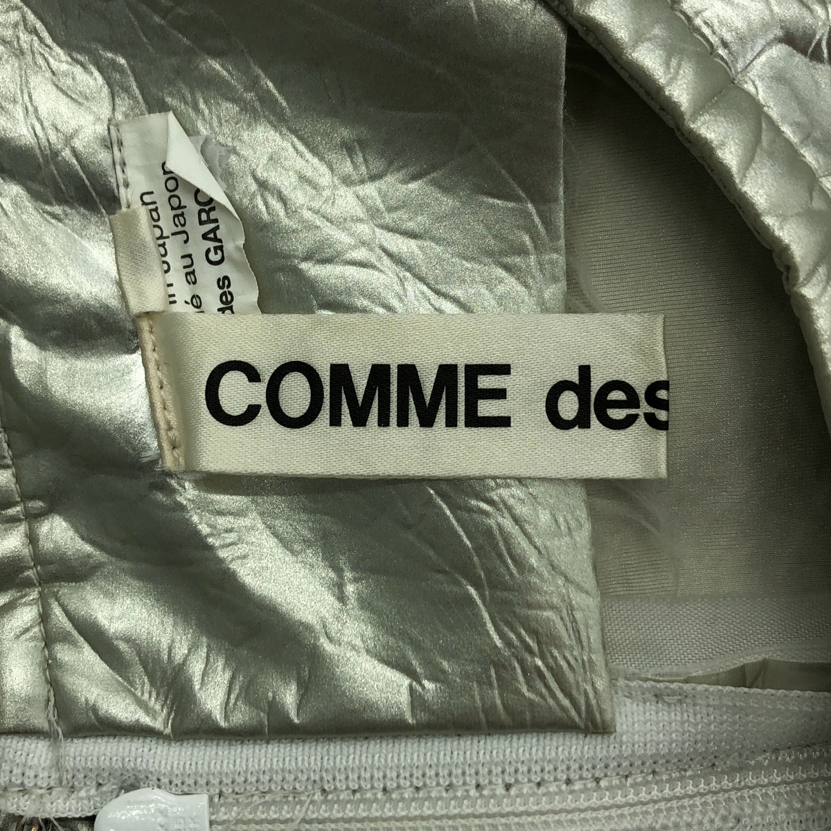 COMME des GARCONS / コムデギャルソン フェイクレザー メタリック 断ち切り プリーツ ワンピース