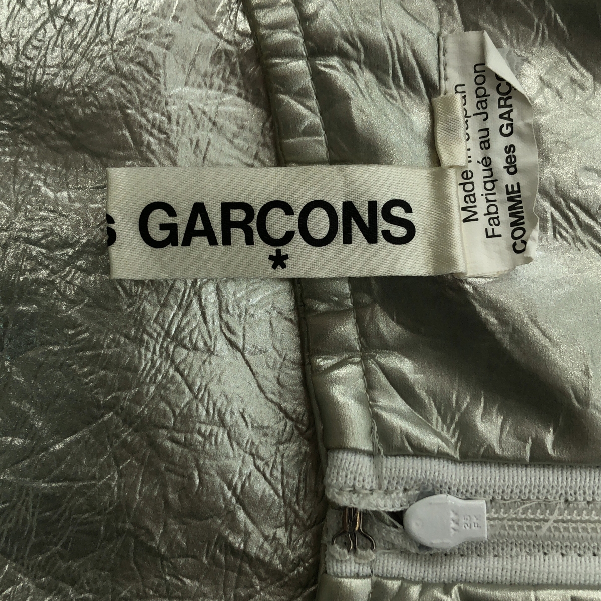 COMME des GARCONS / コムデギャルソン フェイクレザー メタリック 断ち切り プリーツ ワンピース