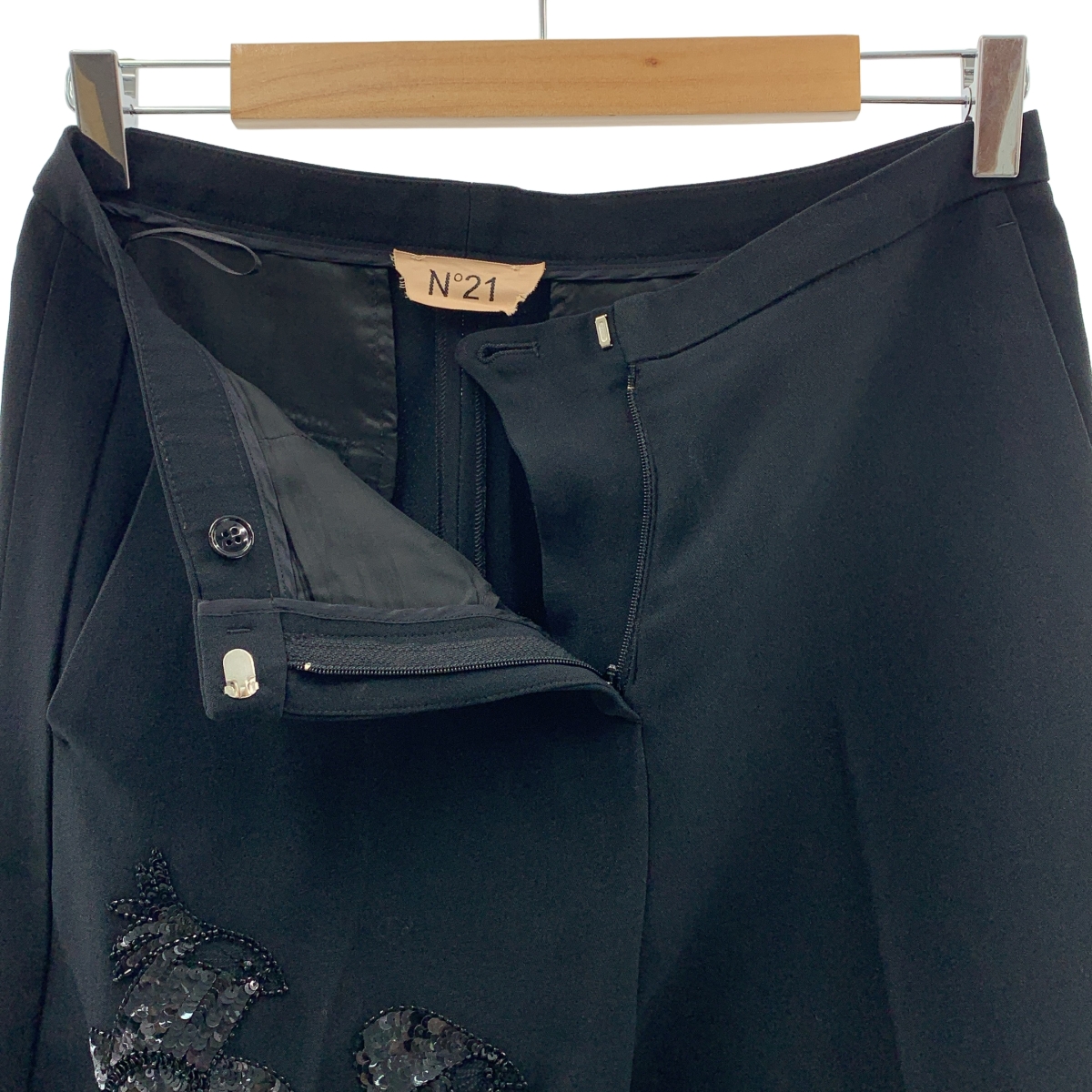 N°21 / ヌメロヴェントゥーノ スパンコール フェザー テーパード パンツ