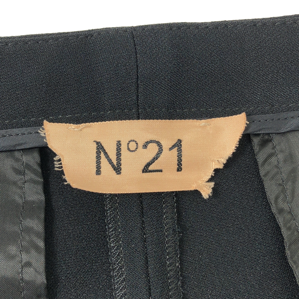 N°21 / ヌメロヴェントゥーノ スパンコール フェザー テーパード パンツ