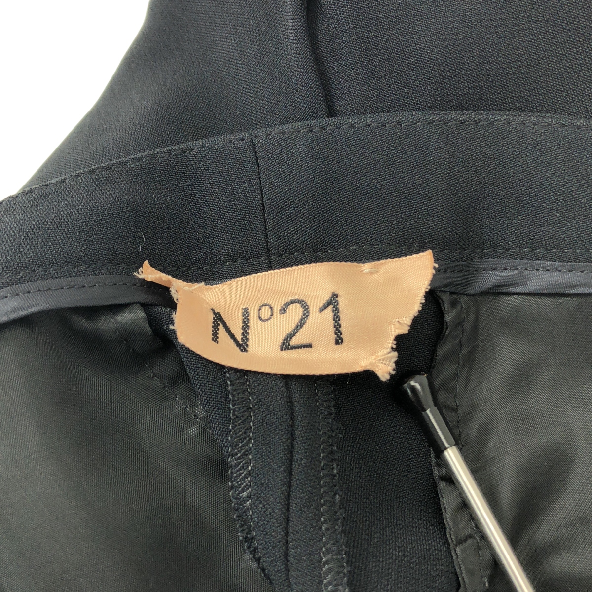 N°21 / ヌメロヴェントゥーノ スパンコール フェザー テーパード パンツ