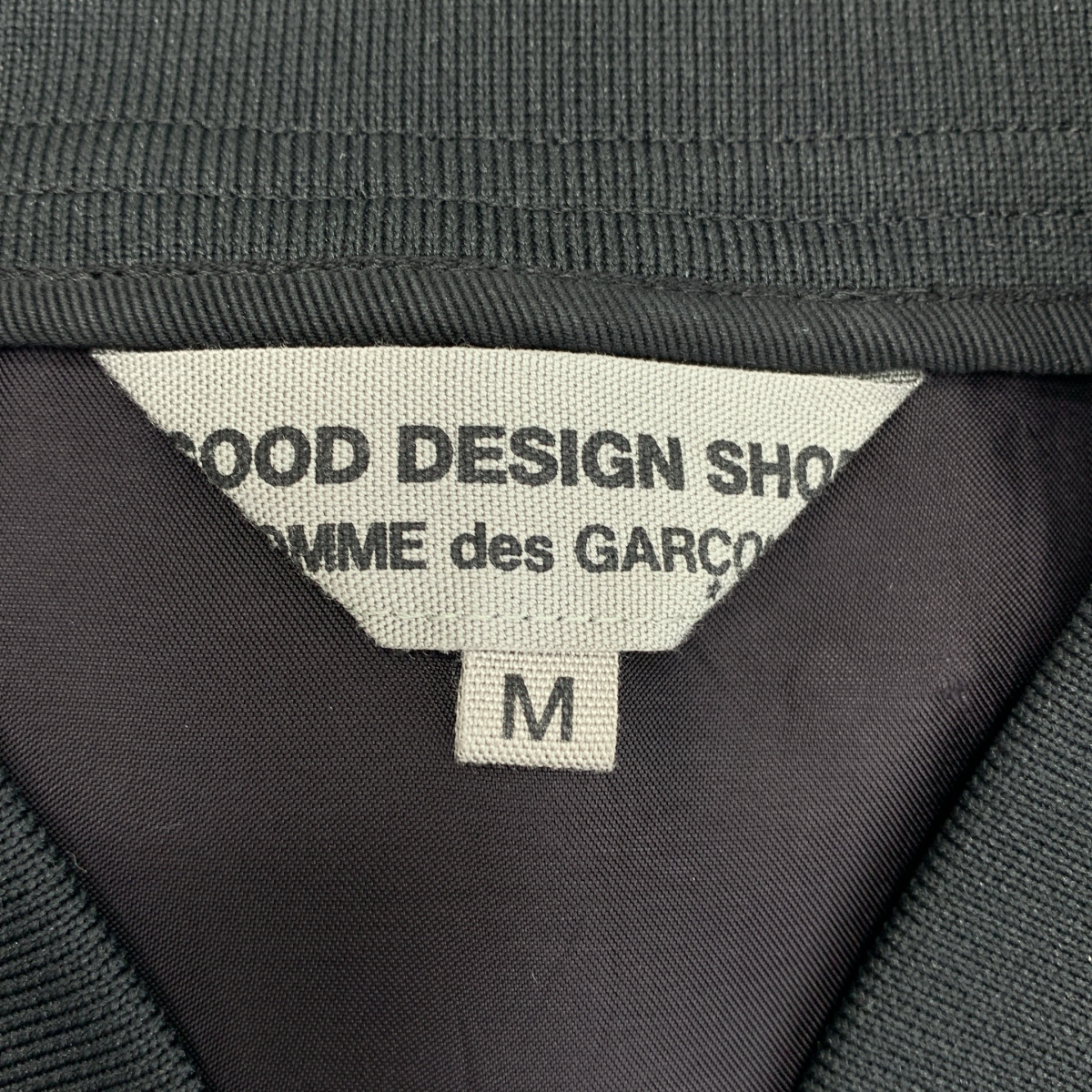 COMME des GARCONS / コムデギャルソン GOOD DESIGN SHOP / サテン ストライプ切替 バックプリント スタッフコート
