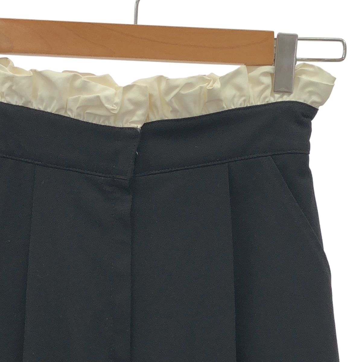 その他 Frill Tac Pants / レイヤード タック スラックス パンツ