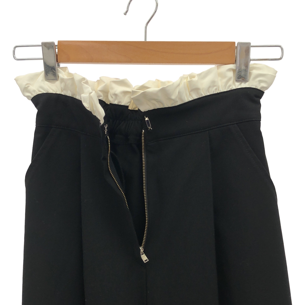 その他 Frill Tac Pants / レイヤード タック スラックス パンツ