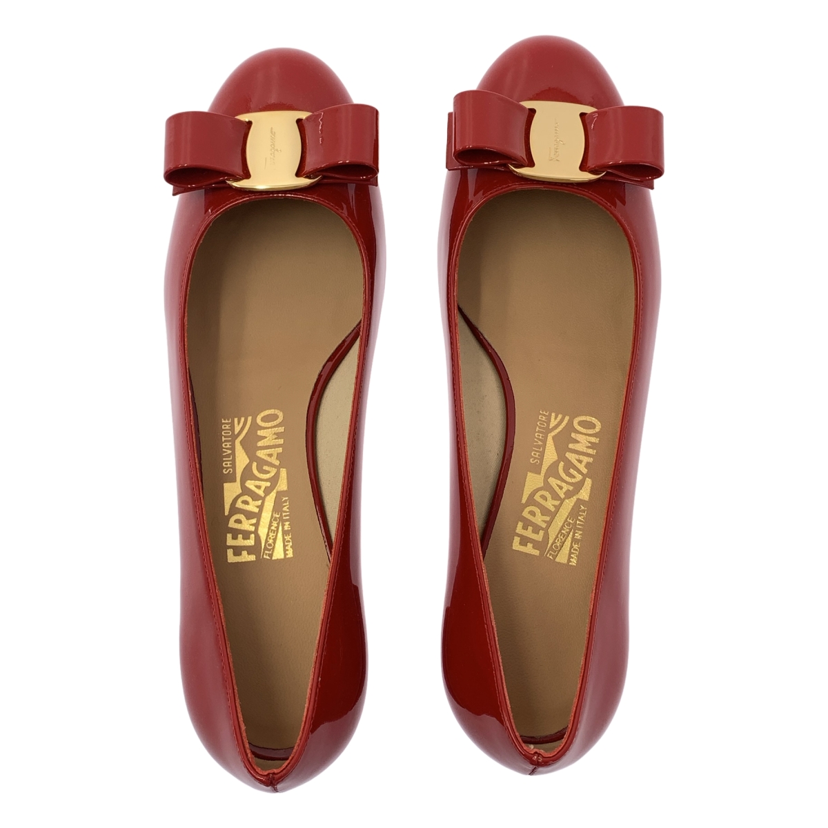 Salvatore Ferragamo / サルヴァトーレフェラガモ VARA / ヴァラ パテントレザー ロゴ リボン チャンキーヒール パンプス