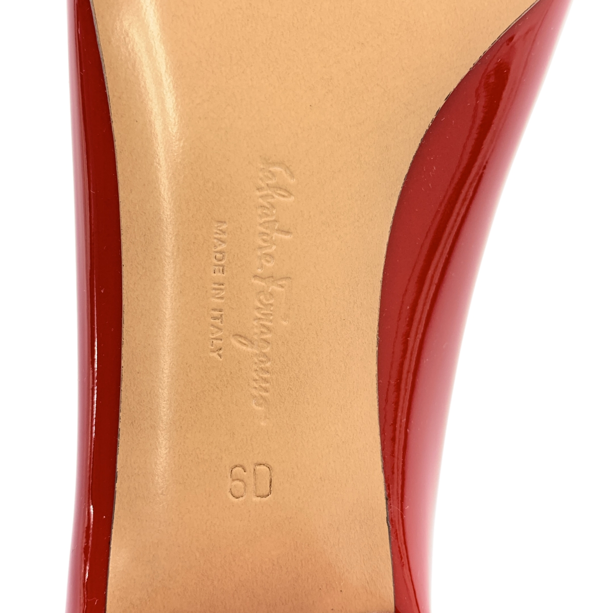 Salvatore Ferragamo / サルヴァトーレフェラガモ VARA / ヴァラ パテントレザー ロゴ リボン チャンキーヒール パンプス