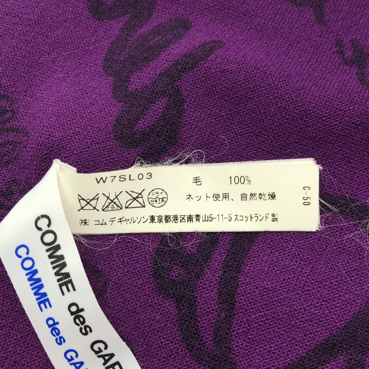 COMME des GARCONS COMME des GARCONS / コムコム 英字プリント 大判 ウール フリンジストール