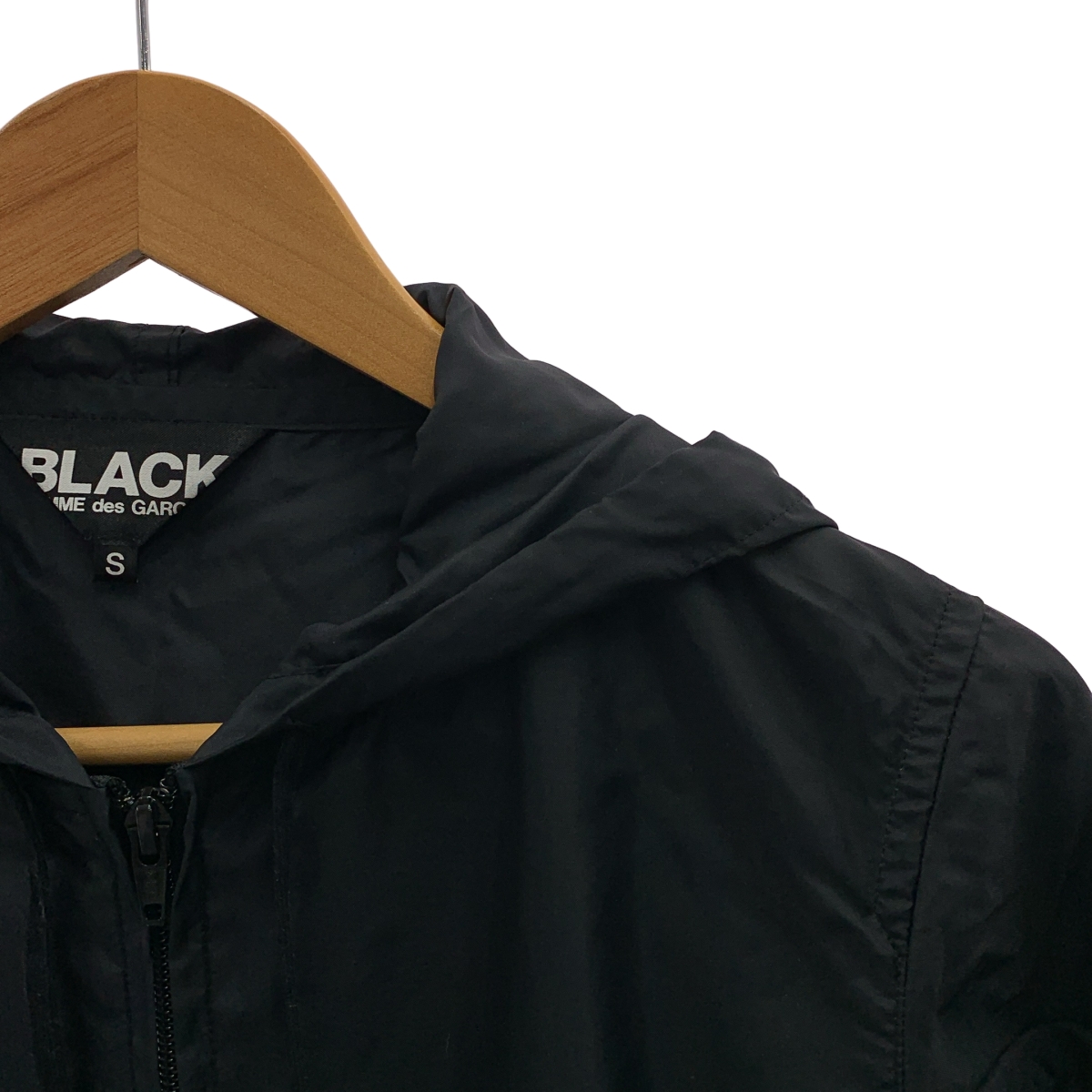 BLACK COMME des GARCONS / ブラックコムデギャルソン 短冊 カットオフ ナイロン ロゴ ジャケット