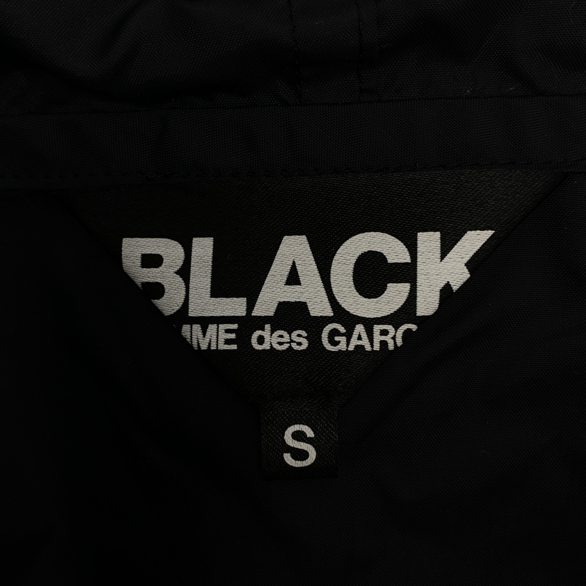 BLACK COMME des GARCONS / ブラックコムデギャルソン 短冊 カットオフ ナイロン ロゴ ジャケット